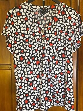 80 Park Women’s Size 1 Black Red White Heart Print Short Sleeve Top